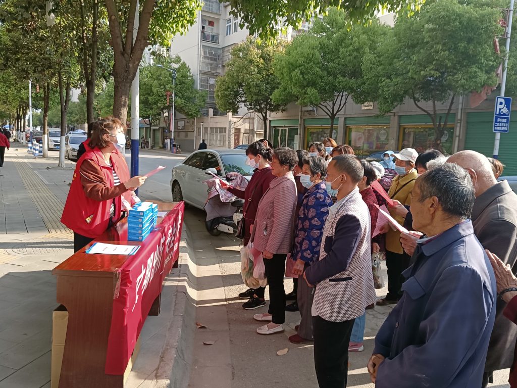 城固縣蓮花街道辦城東社區(qū)開展“文明出行 安全相伴”志愿活動(dòng)插圖1