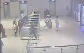 漢中一男子醉酒后，鬧完車站又鬧派出所……縮略圖