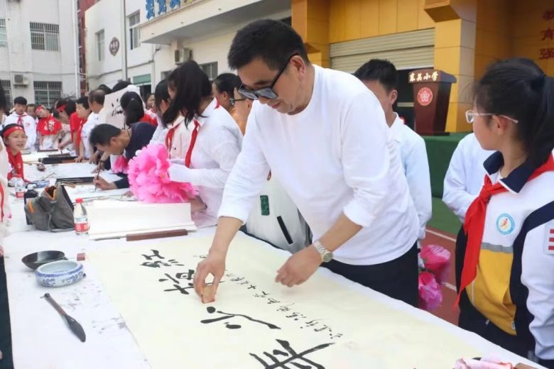 西鄉(xiāng)縣東關(guān)小學(xué)隆重舉行第八屆“紅梅杯”校園讀書節(jié)系列活動(dòng)插圖1