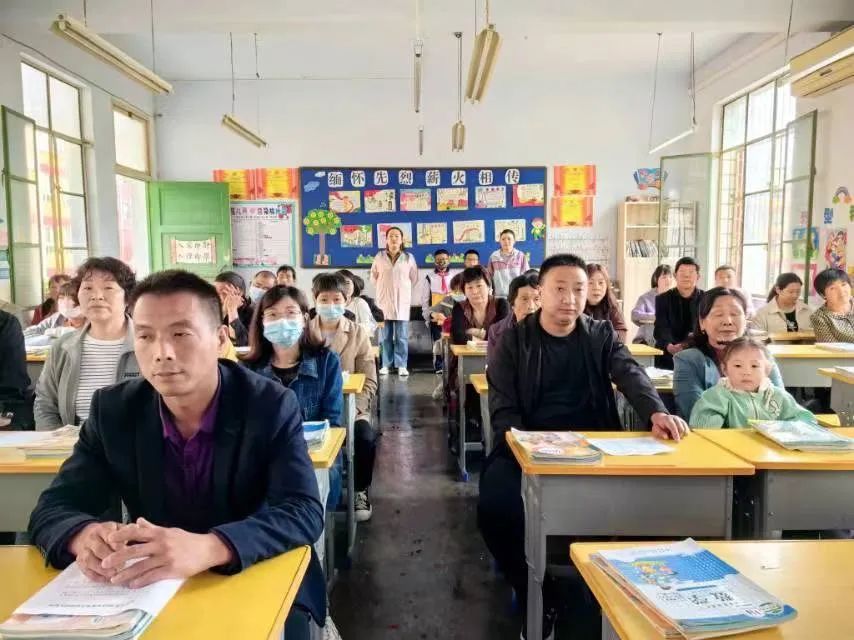 提燈引路 育夢成光——西鄉(xiāng)縣東關(guān)小學2023學年度春季學期家長會紀實 提燈引路 育夢成光——西鄉(xiāng)縣東關(guān)小學2023學年度春季學期家長會紀實