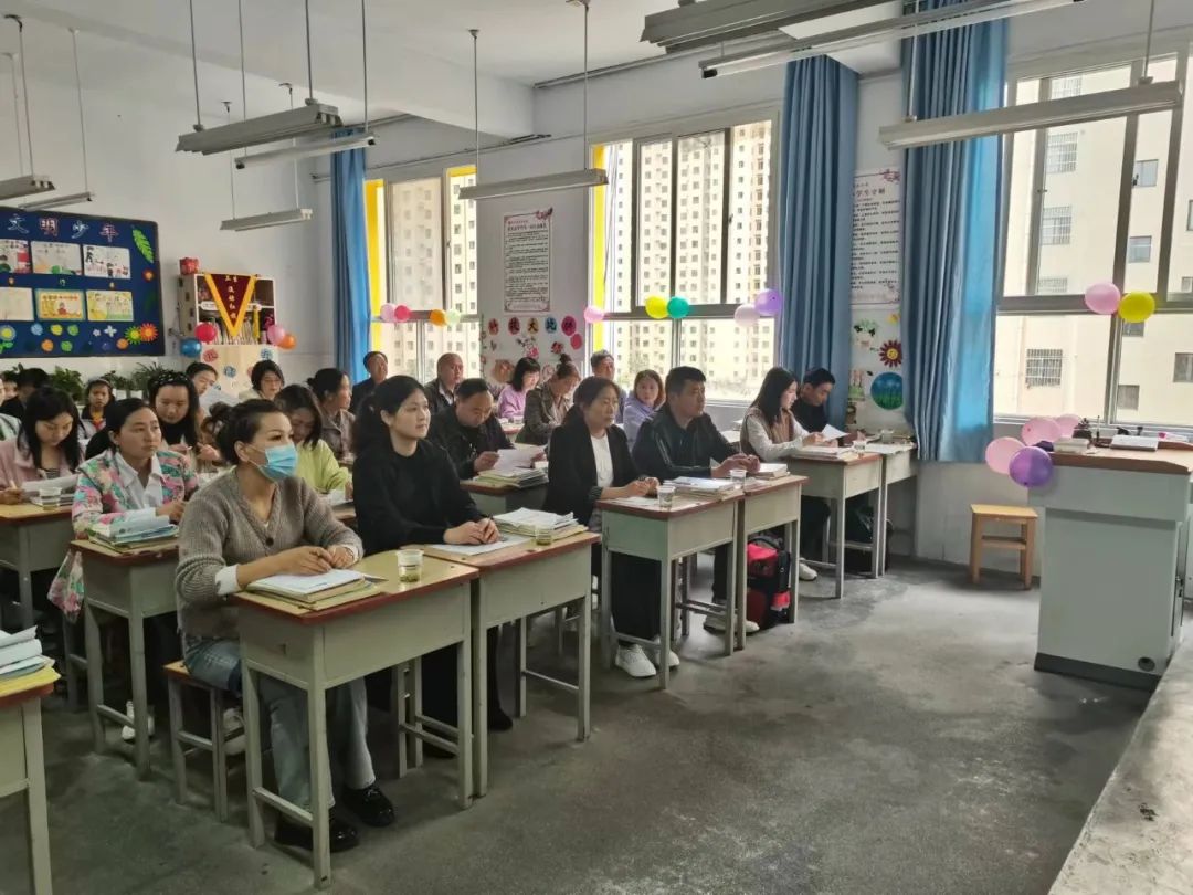 提燈引路 育夢成光——西鄉(xiāng)縣東關(guān)小學2023學年度春季學期家長會紀實 提燈引路 育夢成光——西鄉(xiāng)縣東關(guān)小學2023學年度春季學期家長會紀實