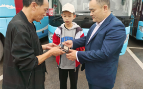 贊~撿拾到一個沉甸甸的錢包，漢中這位同學拾金不昧！縮略圖