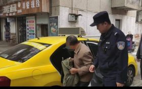 給力！老人錢(qián)包遺落出租車(chē) 民警快速幫找回縮略圖