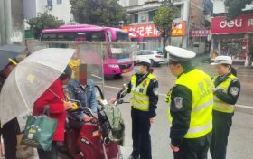點(diǎn)贊！城固街頭這一幕，暖心→縮略圖