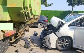 誰(shuí)的鍋？小轎車直直撞上渣土車尾部！一人受傷被困！縮略圖