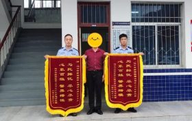 民警快速找回遺失錢包，群眾贈(zèng)送錦旗致謝！縮略圖