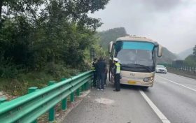 旅游客車(chē)突發(fā)故障 漢中高速交警暖心救助縮略圖