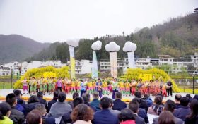 2025年全國春季“村晚”示范展示暨陜南民歌實(shí)景劇《風(fēng)起巴山》首演火熱進(jìn)行中！縮略圖
